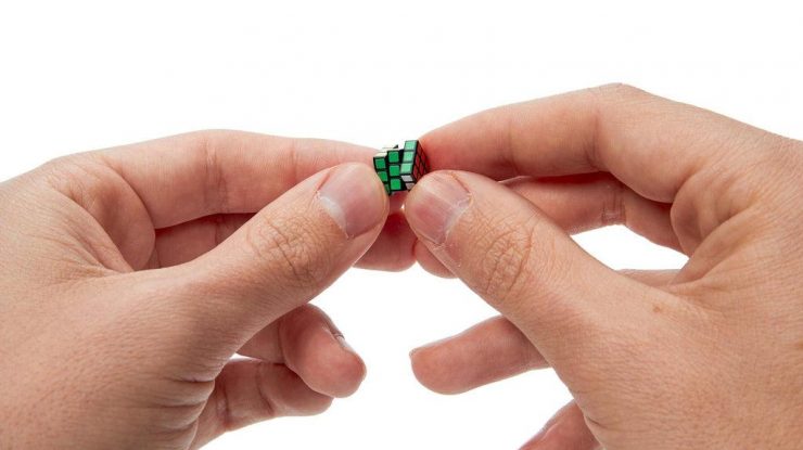 Cel mai mic cub Rubik din lume are nevoie de o pensetă pentru a fi rezolvat. Fiecare față  măsoară aproximativ cinci milimetri