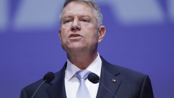 Klaus Iohannis și-a decorat cu cel mai mare grad liceul la care a predat și care i-a păstrat postul 27 de ani