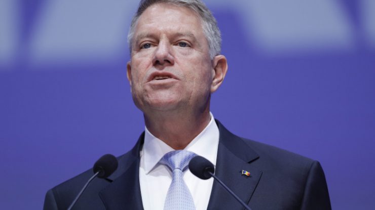 Klaus Iohannis și-a decorat cu cel mai mare grad liceul la care a predat și care i-a păstrat postul 27 de ani