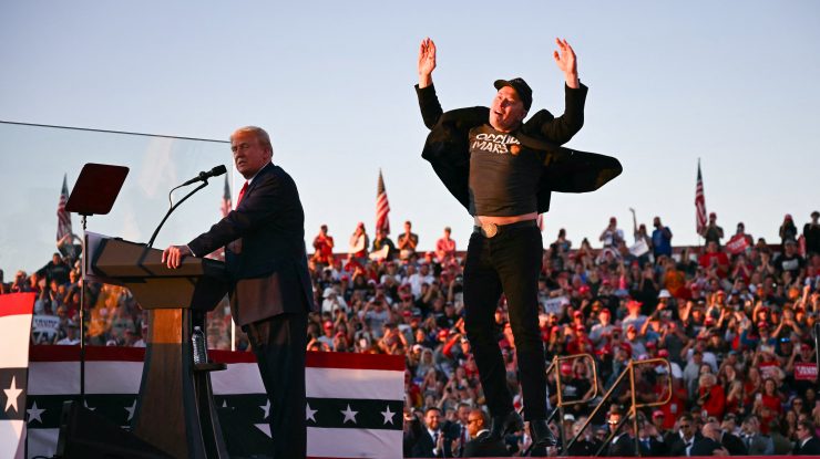 Elon Musk a participat la mitingul lui Trump din Pennsylvania. CEO-ul Tesla a ales un tricou „Occupy Mars” și o șapcă MAGA neagră
