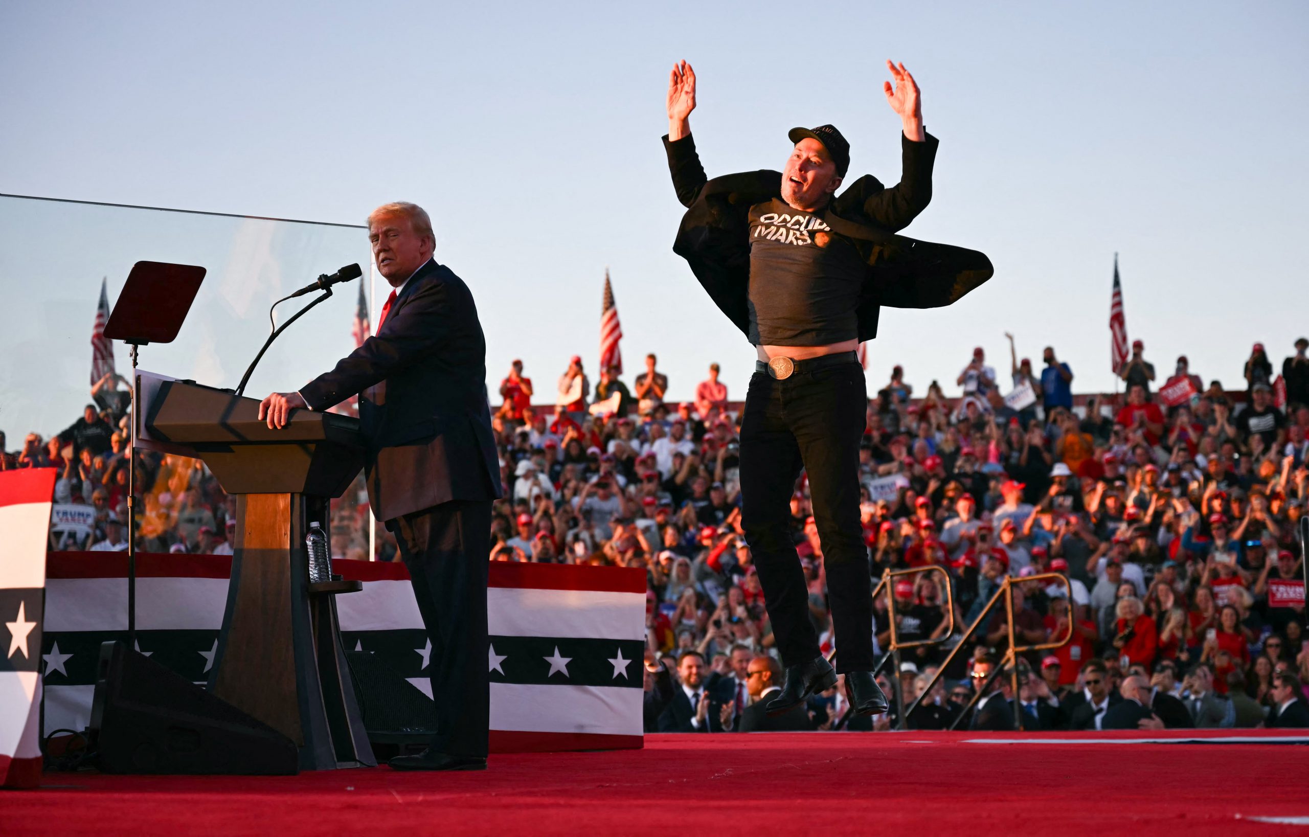 Elon Musk a participat la mitingul lui Trump din Pennsylvania. CEO-ul Tesla a ales un tricou „Occupy Mars” și o șapcă MAGA neagră