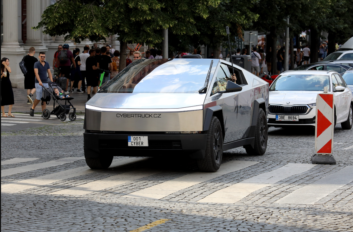 Tesla Cybertruck este „prea mare și prea ascuțit” pentru drumurile europene. Activiștii cehi scriu Comisiei Europene să „le elimine de pe drumuri”