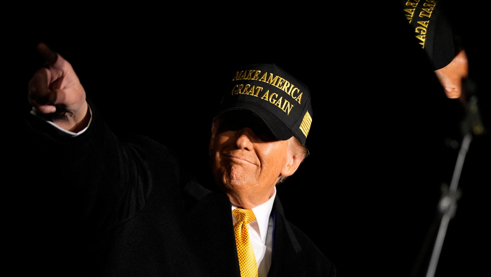 Trump participă la mitingul din Michigan cu o întărziere de 3 ore. Participanții așteptau în frig în timp ce fostul președinte înregistra podcastul cu Joe Rogan