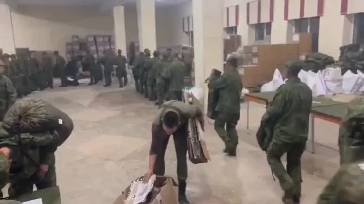 VIDEO. Soldați nord-coreeni au fost filmați primind echipament militar în Rusia, înainte de a fi trimiși în Ucraina. Temerile lui Zelenski se confirmă