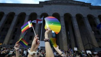 Președintele Parlamentului din Georgia promulgă o lege care limitează drepturile comunității LGBTQ+. Președintele țării refuză să semneze legea