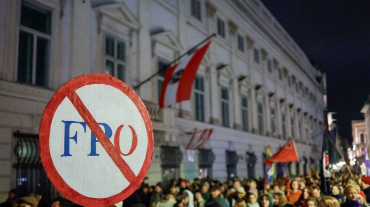 Mii de persoane protestează la Viena după victoria extremei drepte în alegerile din Austria