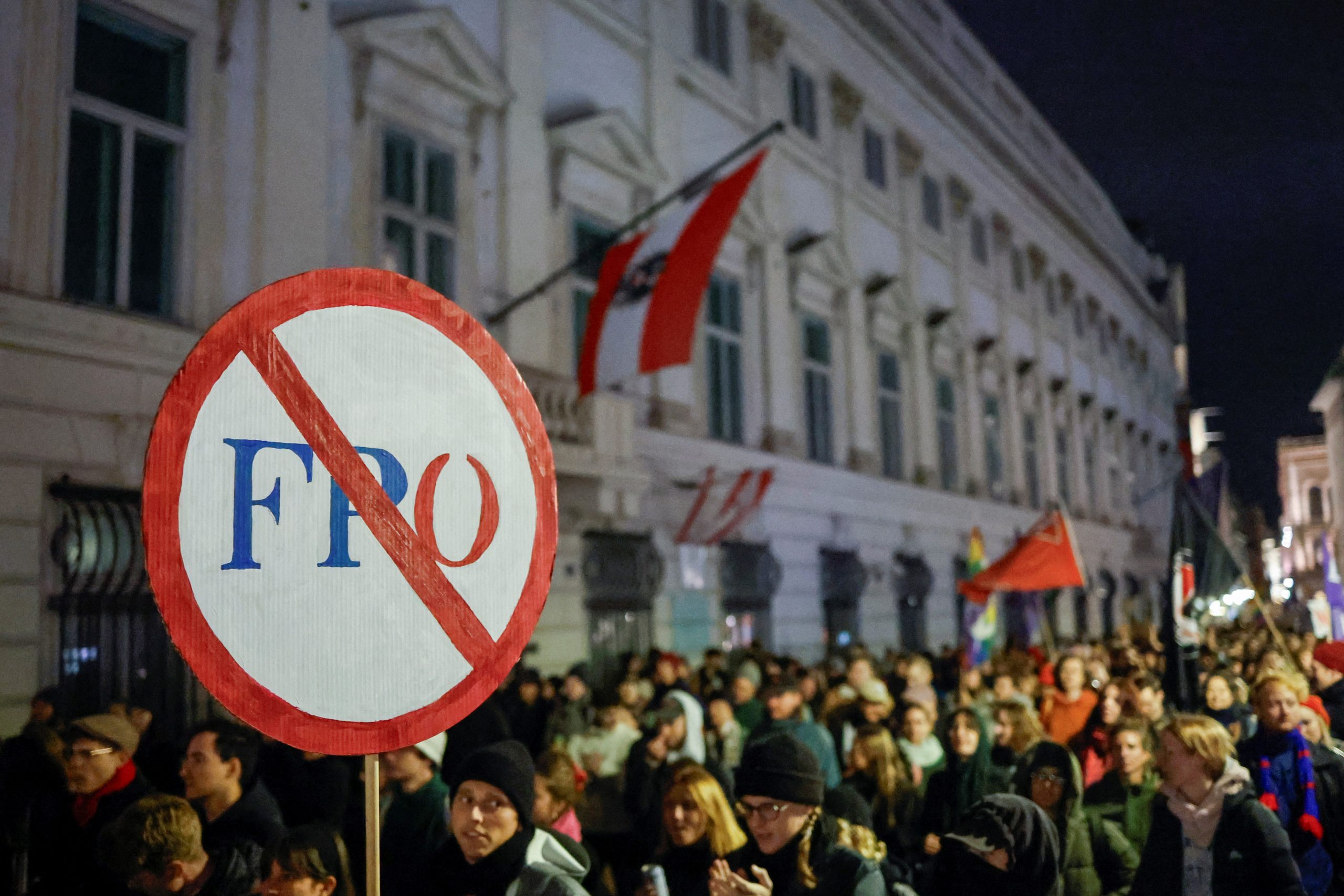 Mii de persoane protestează la Viena după victoria extremei drepte în alegerile din Austria