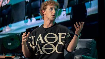 Mark Zuckerberg intră în lumea modei. CEO-ul Meta ia în considerare să-și vândă propriile tricouri grafice, inspirate de clasici