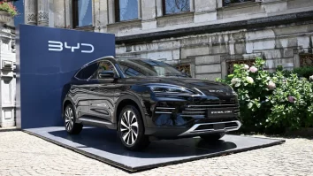 BYD, gigantul chinez, depășește pentru prima dată veniturile Tesla. Ce vânzări are compania lui Musk