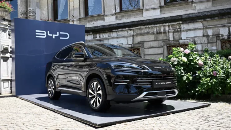 BYD, gigantul chinez, depășește pentru prima dată veniturile Tesla. Ce vânzări are compania lui Musk