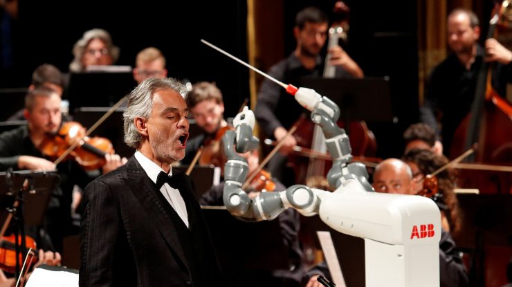 Te-ai gândit vreodată că un robot poate să dirijeze o orchestră? Andrea Bocelli și YuMi fac spectacol în Pisa
