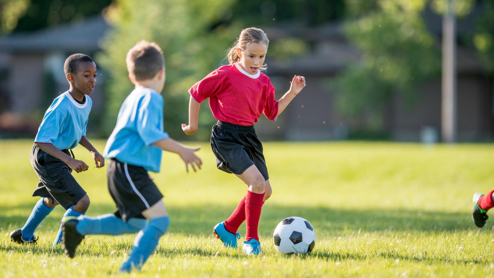 Adolescenții nu ating recomandările de activitate fizică zilnică. Cum îi încurajăm pe cei mici să facă sport