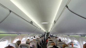 Turiştii români au investit 1,2 miliarde de euro în bilete de avion în vara acestui an