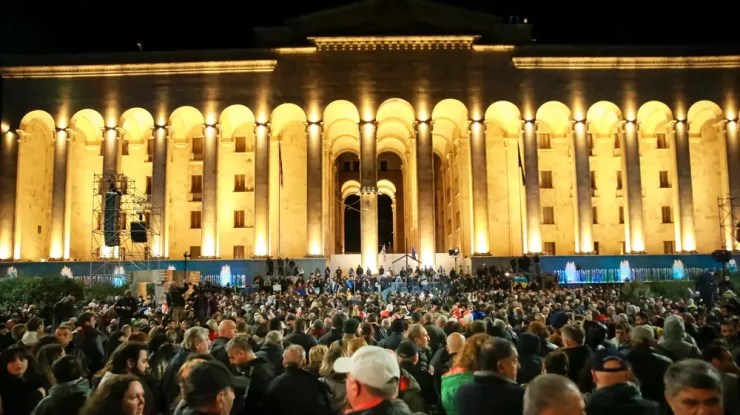 Proteste masive în Georgia după victoria partidului pro-rus. Zourabichvili: „Nimeni nu-i poate lua Georgiei viitorul european”