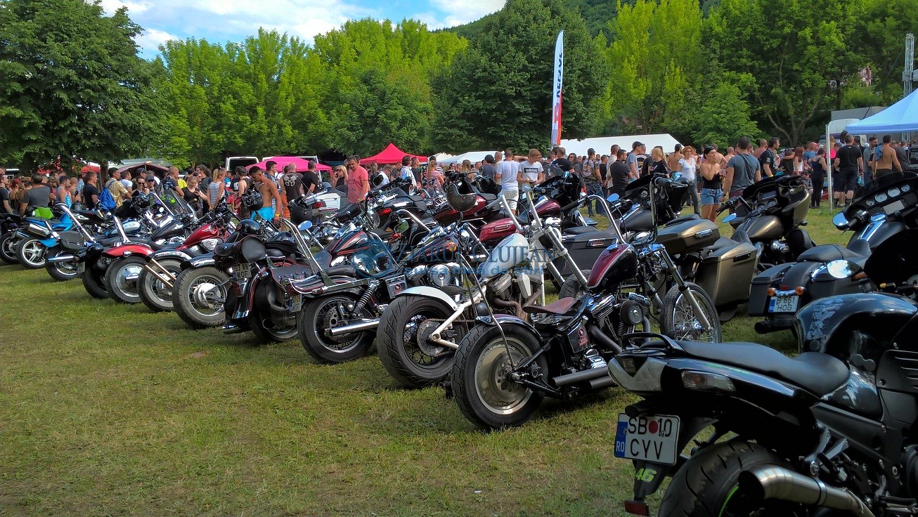 Sute de motociclete la drum. Motocicliștii din Cluj marchează închiderea anului moto cu un eveniment plin de energie