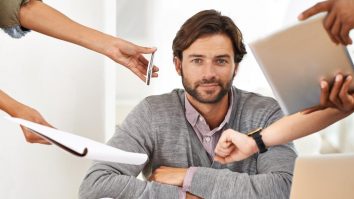 Tot mai mulți angajați suferă de fenomenul „glossing”. Lucrătorii zâmbesc excesiv și își evită emoțiile negative