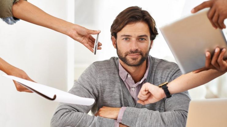 Tot mai mulți angajați suferă de fenomenul „glossing”. Lucrătorii zâmbesc excesiv și își evită emoțiile negative