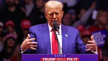 Campania Trump e zguduită de gluma rasistă despre Puerto Rico, iar comunitatea latino se mobilizează. Trump: „Nu-l cunosc, cineva l-a pus acolo”