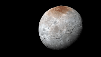 VIDEO. Telescopul James Webb a detectat dioxid de carbon și peroxid de hidrogen pe Charon, cea mai mare lună a lui Pluto