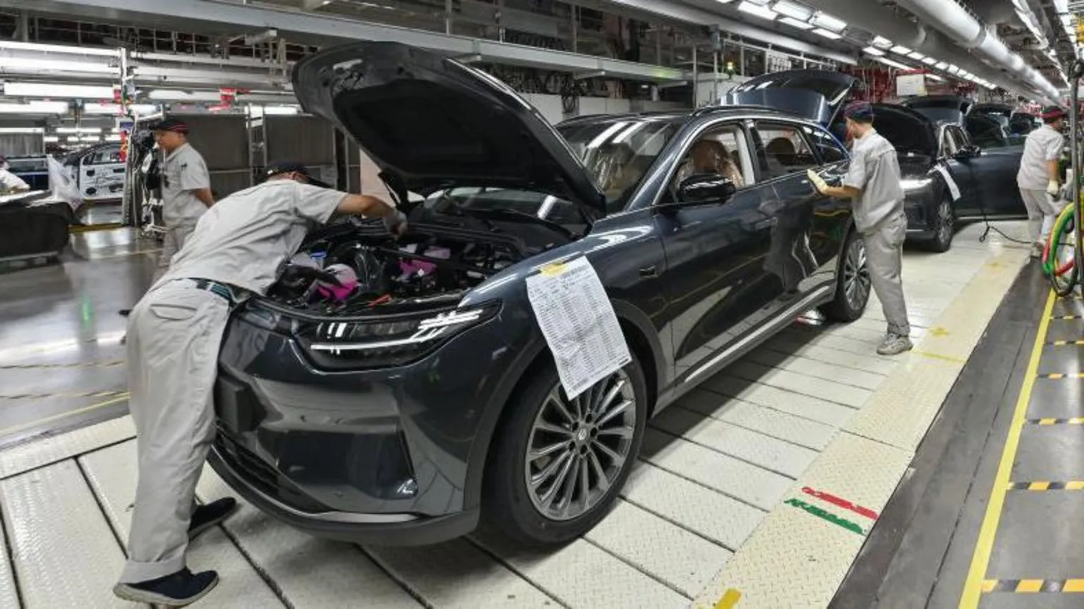 Uniunea Europeană crește tarifele pentru vehicule electrice din China