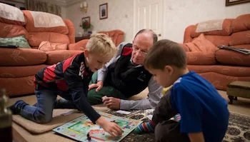 În Marea Britanie a apărut ghidul cu care să-ți crești copiii anti-rasiști. Ce jocuri le sunt recomandate