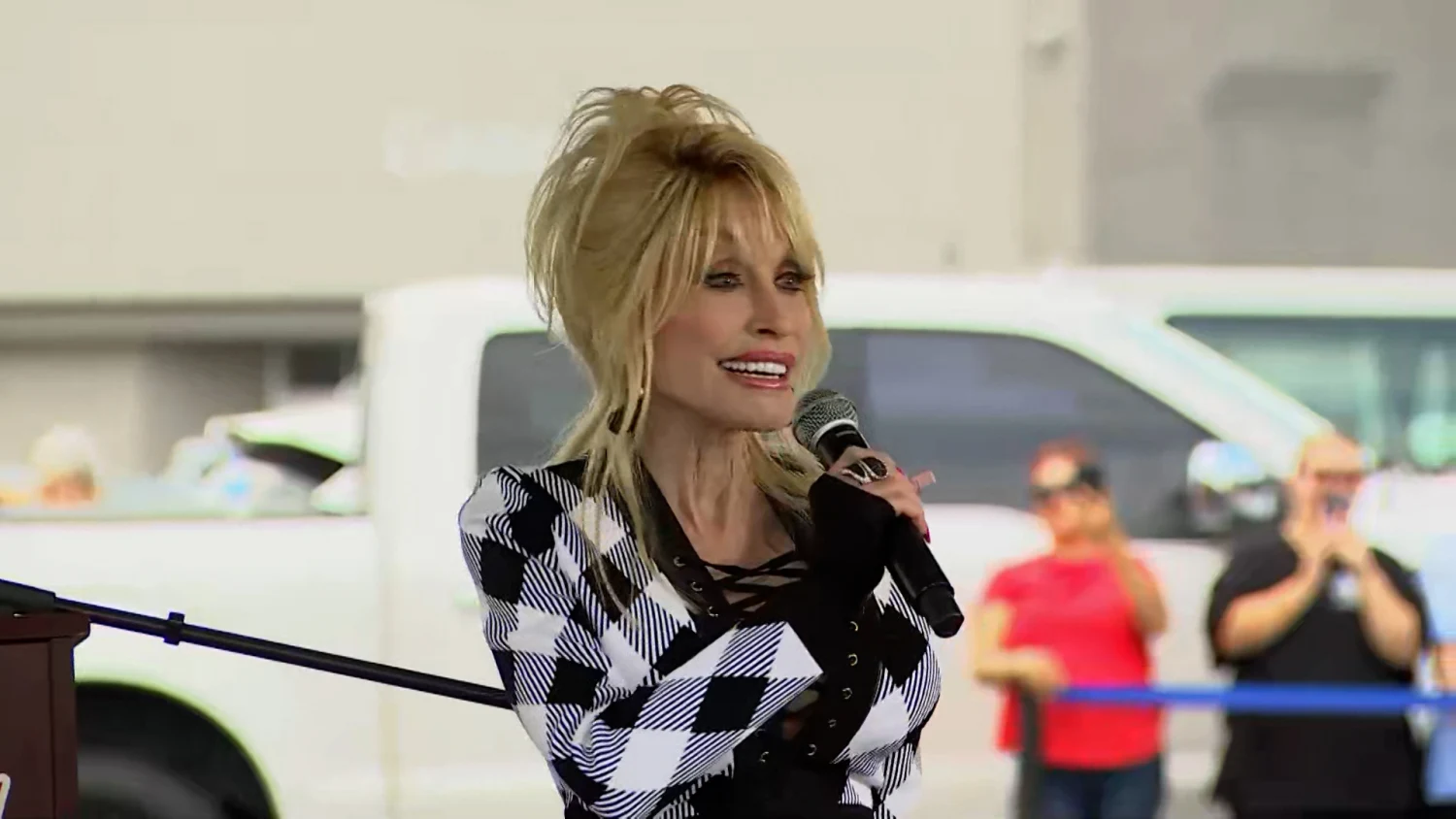 Dolly Parton donează 1 milion de dolari pentru victimele uraganului Helene