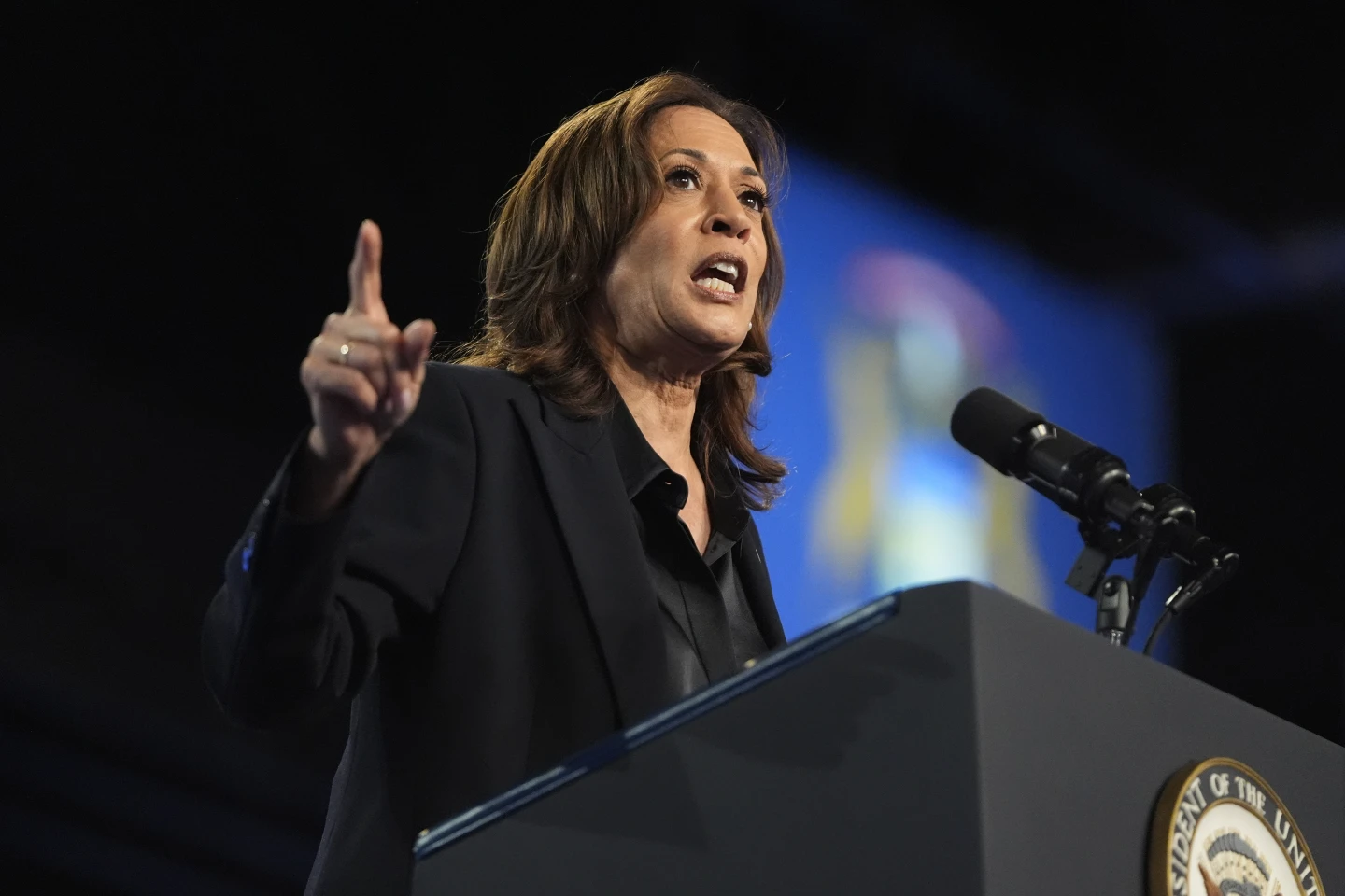 Kamala Harris vizitează Carolina de Nord pentru a cerceta consecințele uraganului Helene. Vizita are loc la o zi după cea a lui Trump