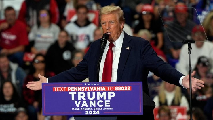 Trump folosește mitingul-cheie din Pennsylvania pentru a lansa insulte la adresa femeilor. Candidatul o numește pe Harris o „persoană proastă”