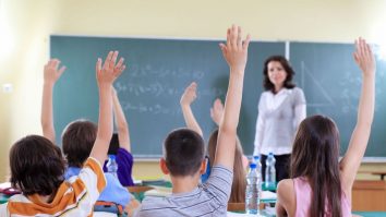 Elevi mulţi, profesori puţini: În Bucureşti, un cadru didactic este responsabil de educaţia a 17 elevi, în timp ce media naţională este de 14