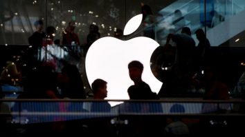Apple e acuzată de o comisie de muncă din SUA că a impus reguli ilegale angajaților. Ce spune compania