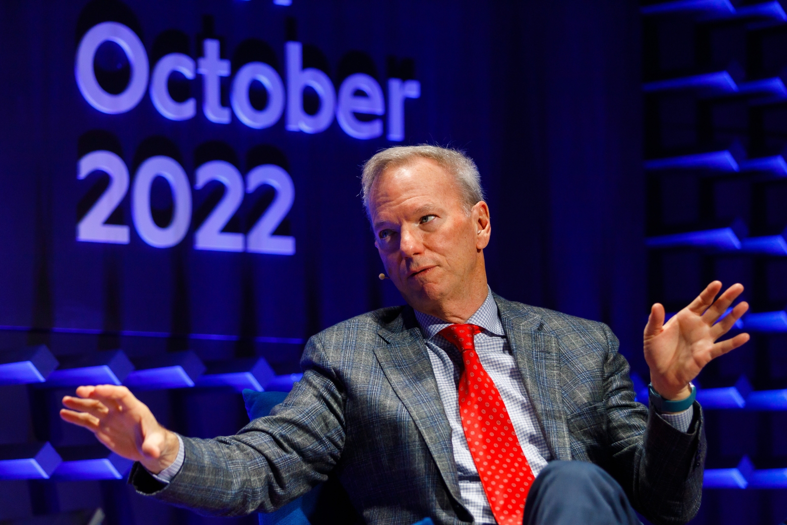 Fostul CEO al Google, Eric Schmidt, îndeamnă armata SUA să înlocuiască tancurile „inutile” cu drone