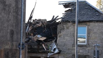 O explozie puternică a avut loc într-un bloc de locuințe din Alloa, Scoția. Un bărbat și-a pierdut viața, iar alte trei persoane au fost grav rănite