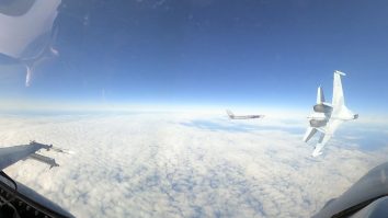 VIDEO. Oficialii SUA au surprins o înregistrare a unui avion rusesc zburând la câțiva metri de un avion de război american