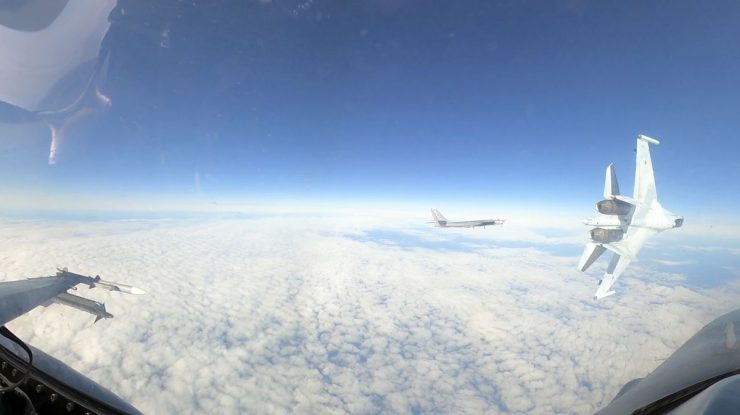 VIDEO. Oficialii SUA au surprins o înregistrare a unui avion rusesc zburând la câțiva metri de un avion de război american