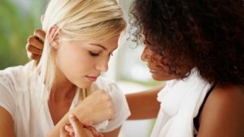 Ce să nu îi spui unui prieten îndoliat sau care suferă din dragoste? Topul replicilor pe care trebuie să le eviți