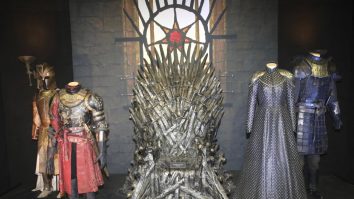 Fanii „Game of Thrones” au șansa să devină lorzi ai Westeros-ului. Unde are loc licitație masivă cu obiecte autentice din serial