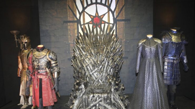 Fanii „Game of Thrones” au șansa să devină lorzi ai Westeros-ului. Unde are loc licitație masivă cu obiecte autentice din serial