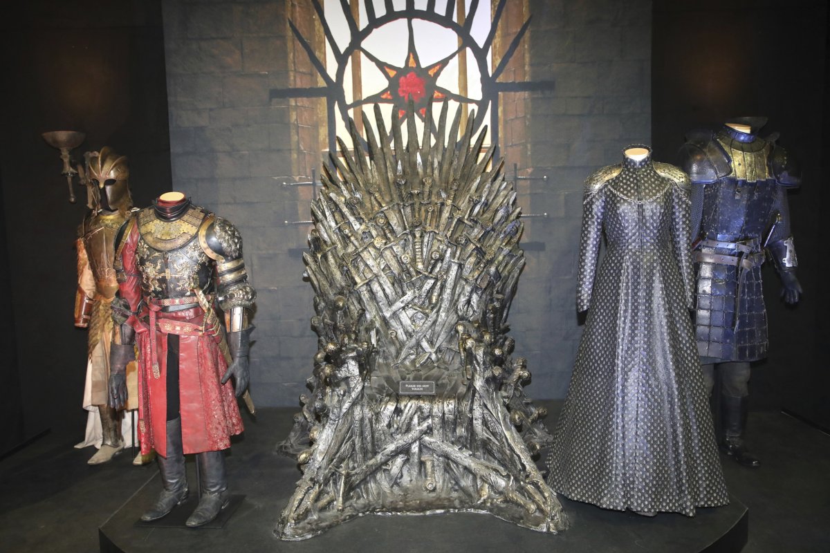 Fanii „Game of Thrones” au șansa să devină lorzi ai Westeros-ului. Unde are loc licitație masivă cu obiecte autentice din serial