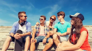 STUDIU. Prieteniile cu persoane bogate te motivează să investești. Sociolog: „Grupul este cel care te trage în sus sau în jos”