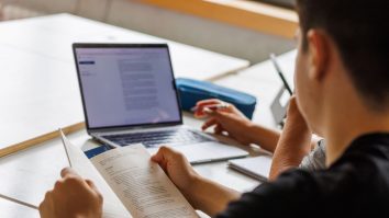 O școală e dată în judecată după ce un elev a făcut o lucrare cu Inteligența Artificială. Ce spun părinții copilului