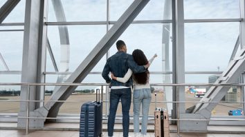 Îmbrățișările sunt condiționate de timp într-un aeroport din Noua Zeelandă. Ce beneficii au acestea asupra omului