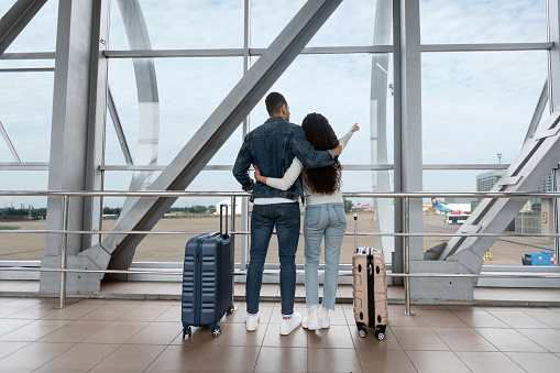 Îmbrățișările sunt condiționate de timp într-un aeroport din Noua Zeelandă. Ce beneficii au acestea asupra omului
