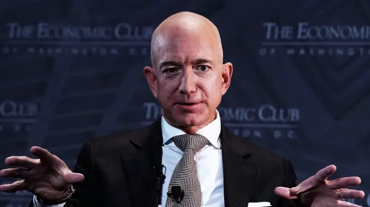 Bezos se confruntă cu critici după ce executivii de la Washington Post s-au întâlnit cu Trump