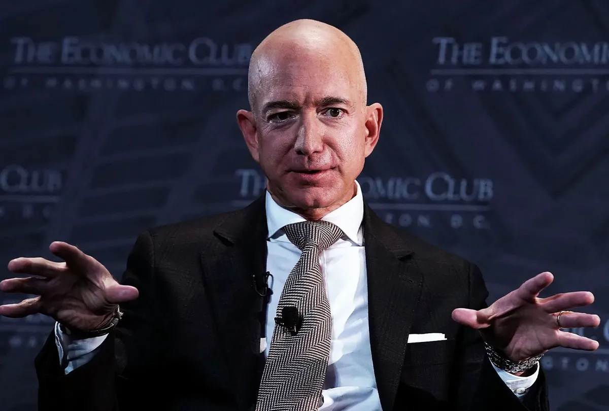 Bezos se confruntă cu critici după ce executivii de la Washington Post s-au întâlnit cu Trump