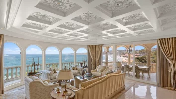 Vrei să te simți ca la Versailles în propria casă? Un miliardar a investit 60 de milioane de dolari pentru a-și transforma vila în palat