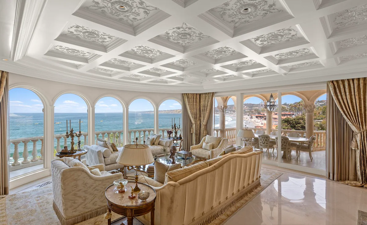 Vrei să te simți ca la Versailles în propria casă? Un miliardar a investit 60 de milioane de dolari pentru a-și transforma vila în palat