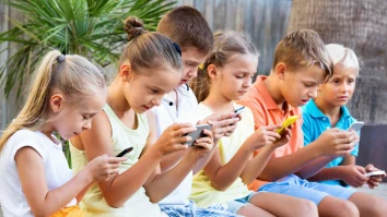 Generația Young petrece prea mult timp pe telefon. 14% dintre copii sunt crescuți după sfaturile specialiștilor