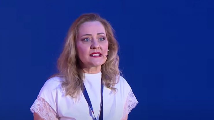 Elena Lasconi nu se lasă și îi răspunde ironic lui Ciucă: „Bună ziua, România! Şi azi candidez la Preşedinţia României”