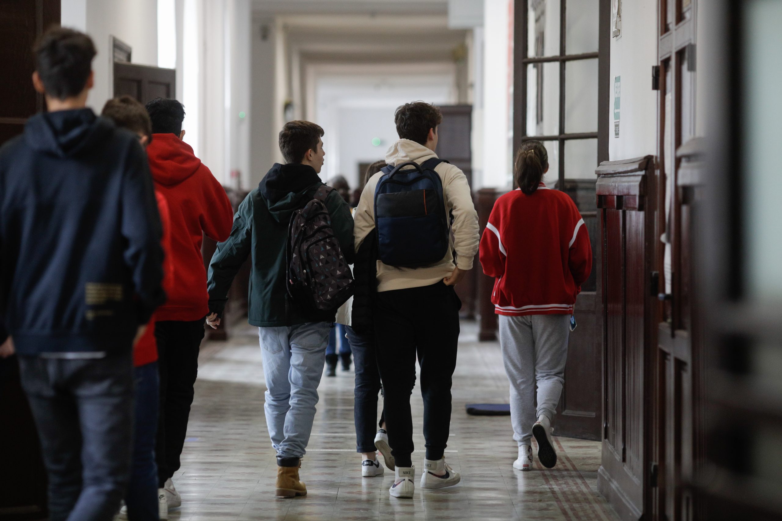 Deca impune noi regulamente interne în școli. Ce trebuie să știe elevii și părinții