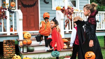 Costumele de Halloween sunt făcute din materiale periculoase. La ce trebuie să fii atent când alegi ținuta potrivită pentru copilul tău